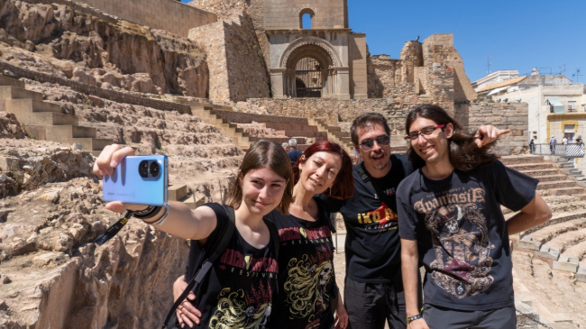 Visitantes del Rock Imperium en el Teatro Romano de Cartagena