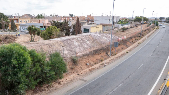 Tramo de la v&iacute;a r&aacute;pida de La Manga a su paso por Los Belones donde ir&aacute; el sistema de protecci&oacute;n ac&uacute;stica