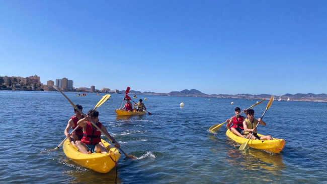 J&oacute;venes paseando en kayak por el Mar Menor