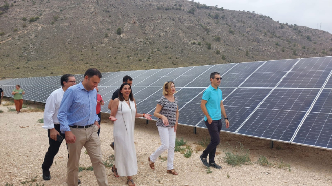 La consejera de agricultura, Sara Rubira, visitando la nueva instalaci&oacute;n