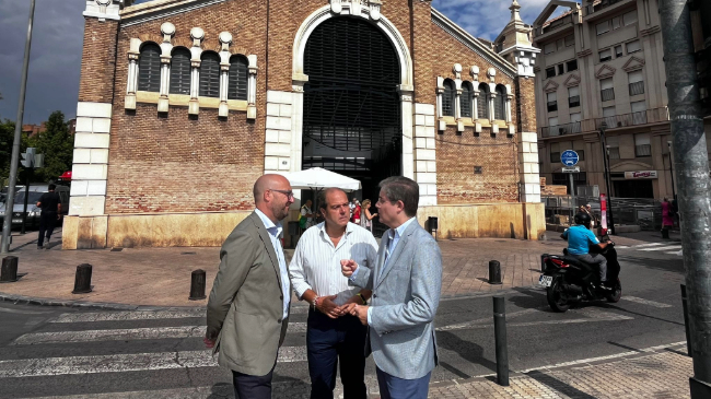 Los concejales  Jos&eacute; Francisco y Jes&uacute;s Pacheco, comentando sobre esta iniciativa