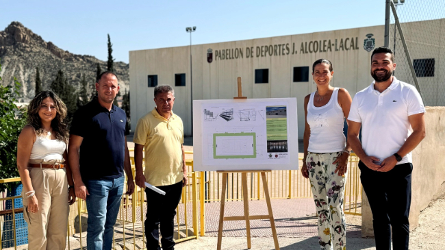 La alcaldesa de Archena, Patricia Fern&aacute;ndez. y el concejal de Deportes, Anselmo Campuzano,  en la presentaci&oacute;n de las obras de la infraestructura