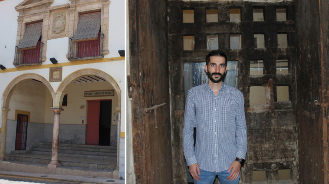 rancisco &Aacute;ngel Molina junto a la puerta de los calabozos de la Casa del Concejo de Ceheg&iacute;n, cuya fachada se ve a la izquierda de la composici&oacute;n