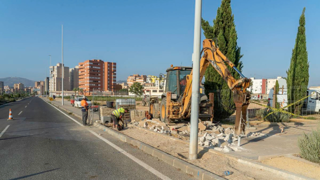 Obras del nuevo carril bici entre la Plaza de Severo Ochoa y la V&iacute;a Verde de Barrio Peral