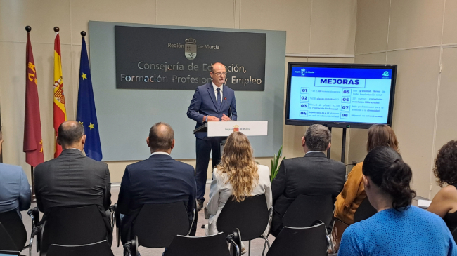 El consejero de Educaci&oacute;n y Formaci&oacute;n Profesional, V&iacute;ctor Mar&iacute;n, presenta las novedades del inicio de curso 2024-2025