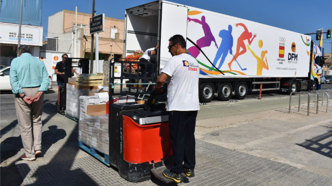 Imagen de la descarga de los alimentos donados por el COE