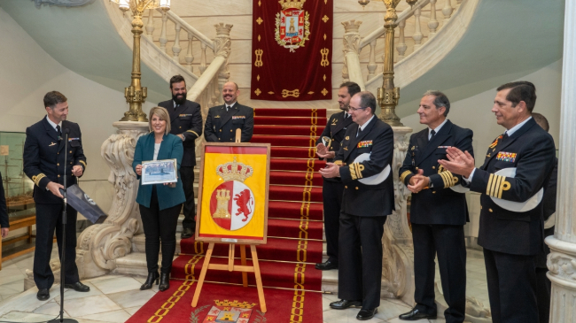 Entrega de las llaves de Cartagena y la reproducci&oacute;n de la bandera de combate del submarino Isaac Peral a la dotaci&oacute;n del S81