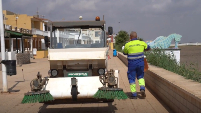 Trabajador de Lhicarsa en una playa del Mar Menor