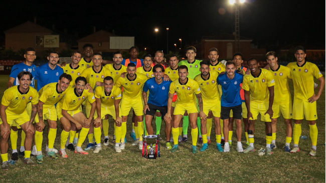 La plantilla del Lorca Deportiva junto al trofeo conseguido. La plantilla del Lorca Deportiva junto al trofeo conseguido.