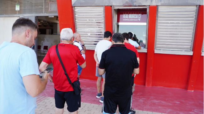 Aficionados del Real Murcia en las taquillas de Nueva Condomina. Aficionados del Real Murcia en las taquillas de Nueva Condomina.