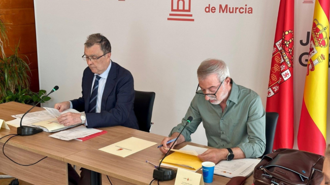 El alcalde de Murcia, José Ballesta, acompañado por el concejal de Turismo, Comercio y Consumo, Jesús Pacheco, preside la Junta Extraordinaria de Accionistas y el Consejo de Administración. | Foto: AYUNTAMIENTO MURCIA El alcalde de Murcia, José Ballesta, acompañado por el concejal de Turismo, Comercio y Consumo, Jesús Pacheco, preside la Junta Extraordinaria de Accionistas y el Consejo de Administración. | Foto: AYUNTAMIENTO MURCIA