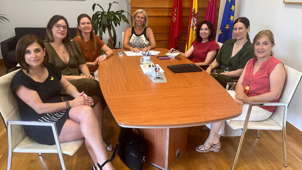 La concejala de Promoci&oacute;n Econ&oacute;mica, Mercedes Bernab&eacute;, junto a Noem&iacute; Mu&ntilde;oz y la nueva Junta Directiva de OMEP durante el encuentro - Ayto. de Murcia