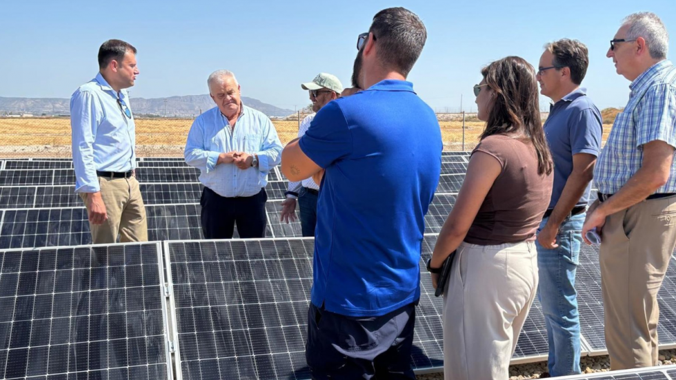 El director general del Agua, Jos&eacute; Sandoval, junto al alcalde de Totana, Juan Pag&aacute;n, visitando la nueva instalaci&oacute;n fotovoltaica. - CARM