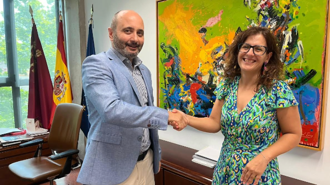El director del INFO, Joaquín Gómez, y por la vicerrectora de Formación Continua, Ana Vanesa Valero. El director del INFO, Joaquín Gómez, y por la vicerrectora de Formación Continua, Ana Vanesa Valero.