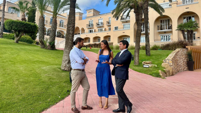 La consejera de Turismo, Cultura, Juventud y Deportes, Carmen Conesa, en su vista al Grand Hyatt La Manga Club. | Foto: COMUNIDAD
