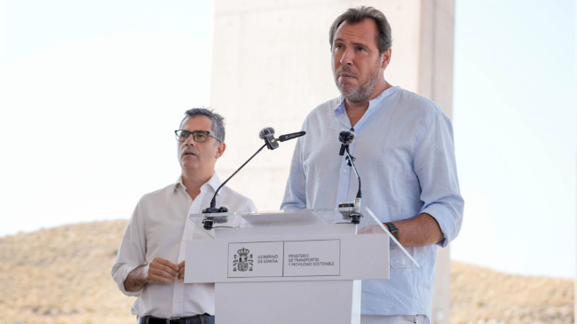 El ministro de Transportes y Movilidad Sostenible, Óscar Puente, durante la rueda de prensa en Almería (Marián León). El ministro de Transportes y Movilidad Sostenible, Óscar Puente, durante la rueda de prensa en Almería (Marián León).