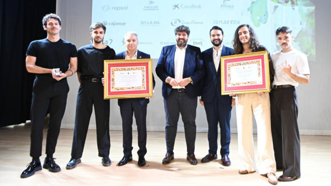 El jefe del Ejecutivo regional, Fernando L&oacute;pez Miras, preside la entrega del Castillete de Oro del Festival Internacional del Cante de las Minas, que recay&oacute; en el periodista Vicente Vall&eacute;s y el grupo cartagenero Arde Bogot&aacute;. | 