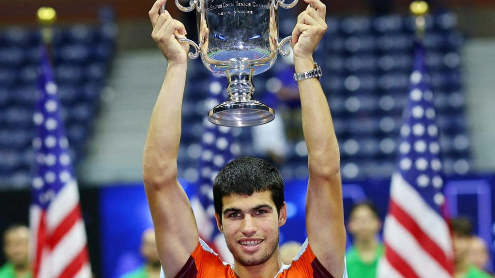 Carlos Alcaraz levanta el trofeo del US Open (Mike Segar). Carlos Alcaraz levanta el trofeo del US Open (Mike Segar).