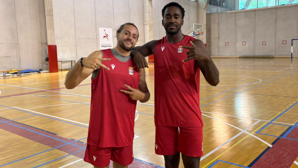 Alberto Martín y Garuba durante la primera sesión de la pretemporada. Alberto Martín y Garuba durante la primera sesión de la pretemporada.
