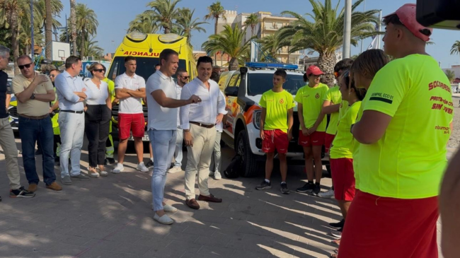 Marcos Ortu&ntilde;o y Jos&eacute; Miguel Luengo saludan a los socorristas del Plan Copla en Santiago de la Ribera. | Foto: CARM