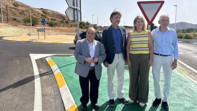 El consejero Jorge Garc&iacute;a Montoro y la alcaldesa Noelia Arroyo en la visita a la puesta en servicio de la nueva glorieta en El Port&uacute;s. | Foto: Comunidad