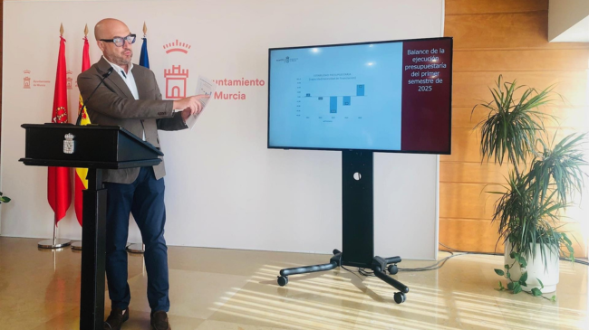 El concejal de Movilidad, Gesti&oacute;n Econ&oacute;mica y Contrataci&oacute;n de Murcia, Jos&eacute; Francisco Mu&ntilde;oz, informa del balance del segundo trimestre de 2025 de las cuentas econ&oacute;micas. | Foto: EUROPA PRESS