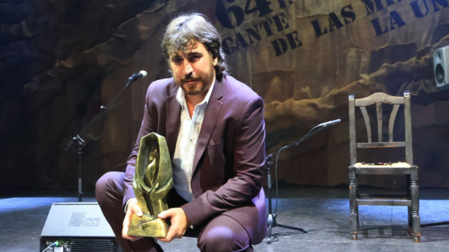 El cantaor Gregorio Moya se lleva la 'L&aacute;mpara Minera' del Cante de las Minas. | Foto: FUNDACI&Oacute;N CANTE DE LAS MINAS