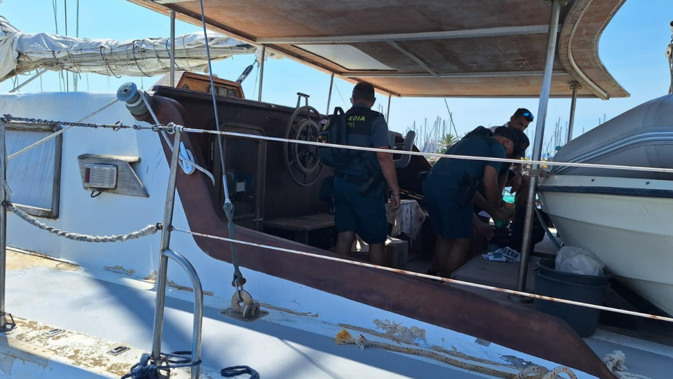 Efectivos de Guardia Civil en un barco en el Mar Menor - DELEGACIÓN DEL GOBIERNO EN LA REGIÓN DE MURCIA