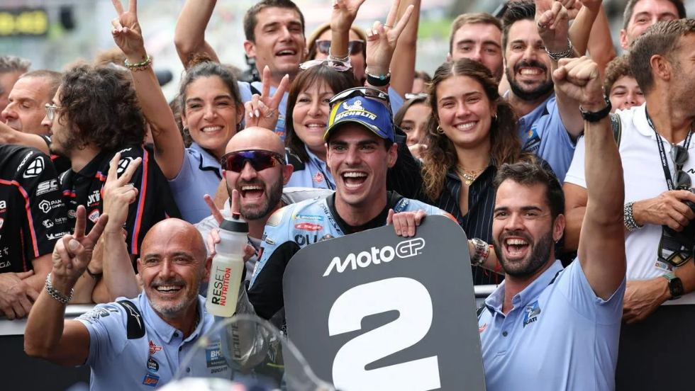 Fermín Aldeguer celebra junto a sus mecánicos el segundo puesto (Reuters). Fermín Aldeguer celebra junto a sus mecánicos el segundo puesto (Reuters).