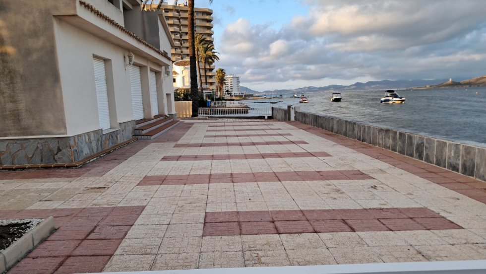 Vista de un tramo del litoral de La Manga del Mar Menor, sin un paseo mar&iacute;timo continuo - Paco Morales