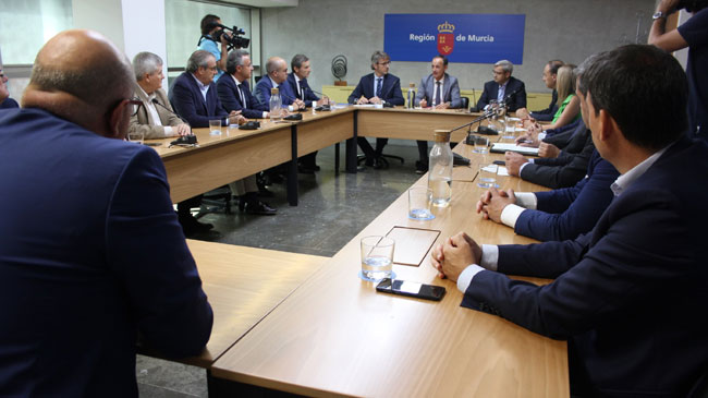 Reuni&oacute;n entre el consejero de Hacienda, Javier Celdr&aacute;n, y los representantes de las entidades bancarias que participan en este instrumento financiero