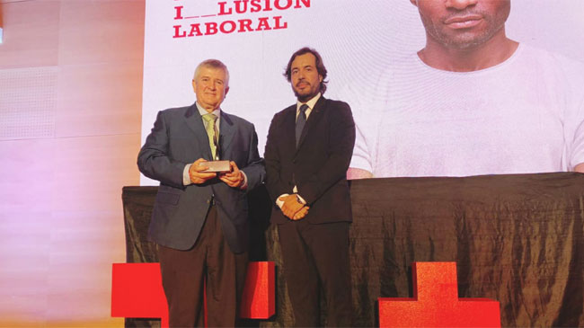 Pedro D&iacute;az (Froet) recoge el premio de manos del consejero Motas.