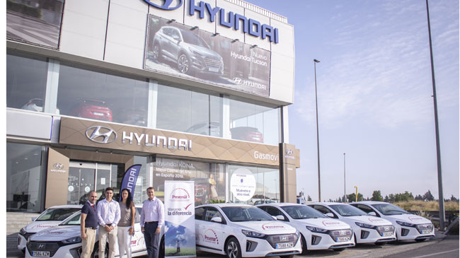 Javier Carreras, Manuel Soriano y Carlos Mart&iacute;nez, de Hyundai Gasmovil, y Elena Garc&iacute;a, adjunta a la direcci&oacute;n de Prevemur