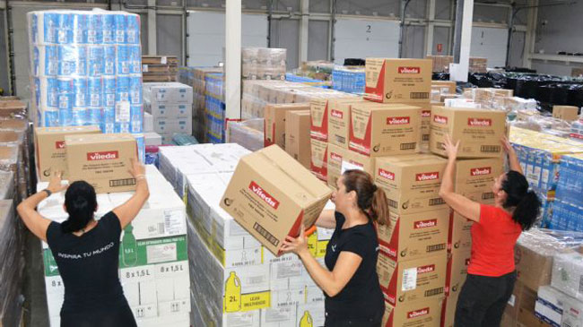 Trabajadores de Marvimundo preparan el material