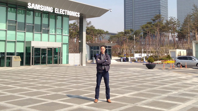 El representante de Emite, junto a la sede de Samsung en Se&uacute;l