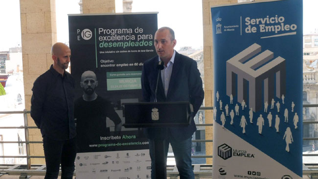 Isra Garc&iacute;a, la izquierda, y el concejal Pedro Garc&iacute;a Rex