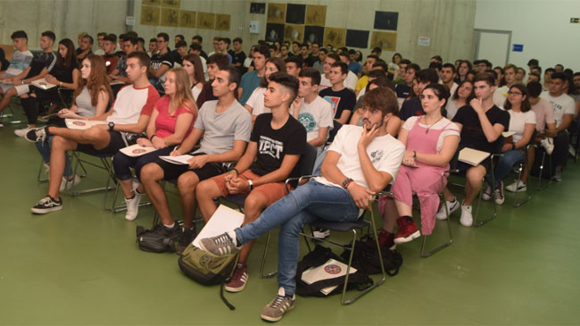 Alumnos de la UPCT, el primer d&iacute;a de clase