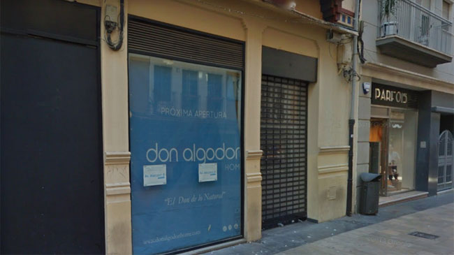 Local elegido por la firma en Gand&iacute;a, anunciando su apertura.