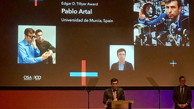 Pablo Artal en la entrega del premio en Washington