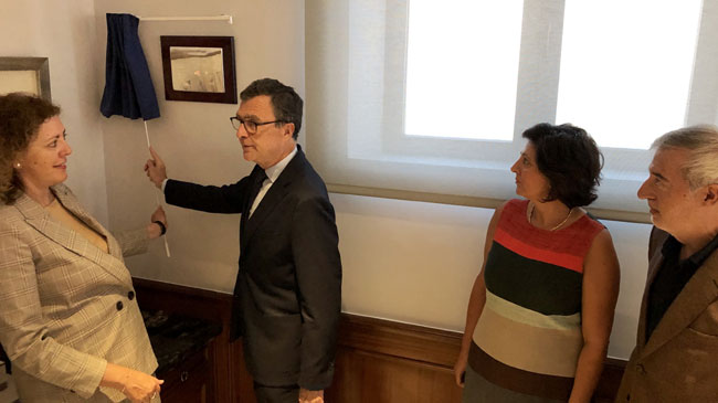 Jos&eacute; Ballesta inaugura la placa 'in memoriam'