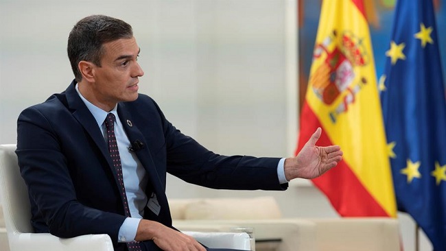El presidente del Gobierno, Pedro S&aacute;nchez, durante la entrevista que ha ofrecido a la cadena de televisi&oacute;n "La Sexta", esta noche en el Palacio de la Moncloa, en Madrid. EFE / Borja Puis de Bellacasa