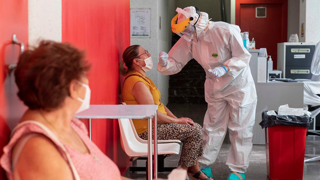 Una enfermera hace una prueba PCR a una mujer en el Centro de Salud del Barrio de San Diego de Lorca, Murcia. EFE/Marcial Guill&eacute;n/Archivo