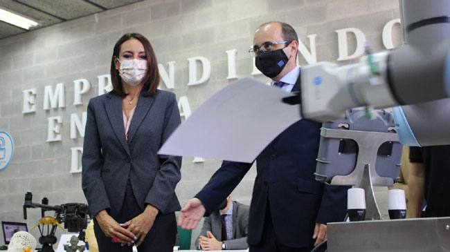 La consejera de Empresa, Valle Migu&eacute;lez, y el director del Info, Joaqu&iacute;n G&oacute;mez