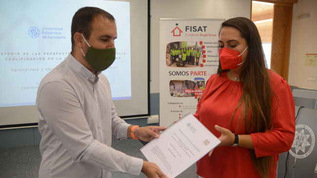 Marta de Lara entrega su trabajo al director de FISAT Cartagena, David Barqueros