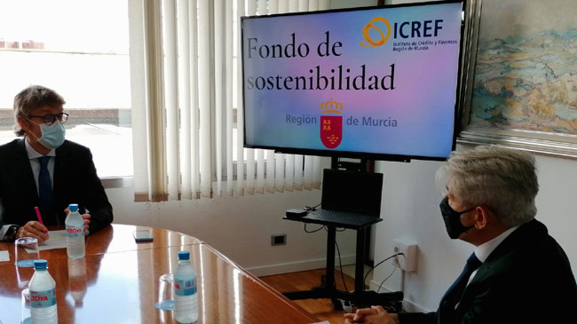 El consejero Luis Alberto Mar&iacute;n con el presidente de los economistas, Valent&iacute; Pich