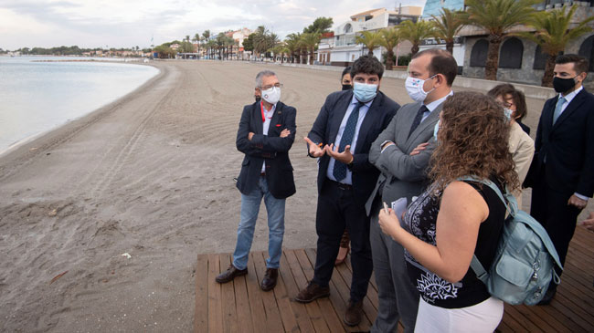 L&oacute;pez Miras, Hugo Mor&aacute;n y Virginijus Sinkevicius, frente al Mar Menor