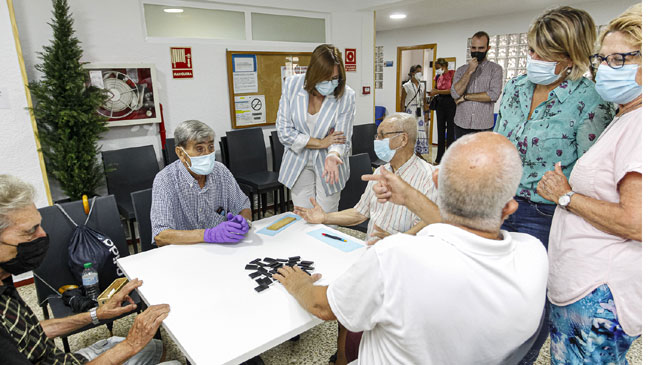 Isabel Franco y Noelia Arroyo en un centro social en Cartagena