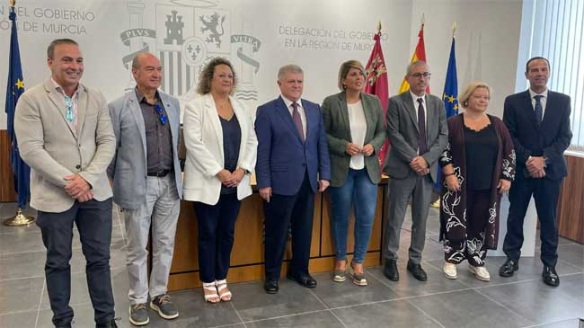 Autoridad Portuaria, alcaldesa, delegado del Gobierno,  director de Sepes y representantes empresariales tras la firma de la compraventa