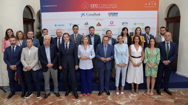Foto de familia de los organizadores y los representantes de las entidades patrocinadoras