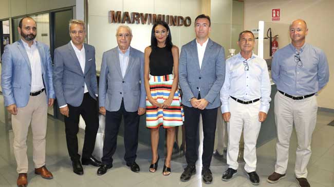 Valle Migu&eacute;lez, junto al director del Info, Joaqu&iacute;n G&oacute;mez, con responsables de Marvimundo